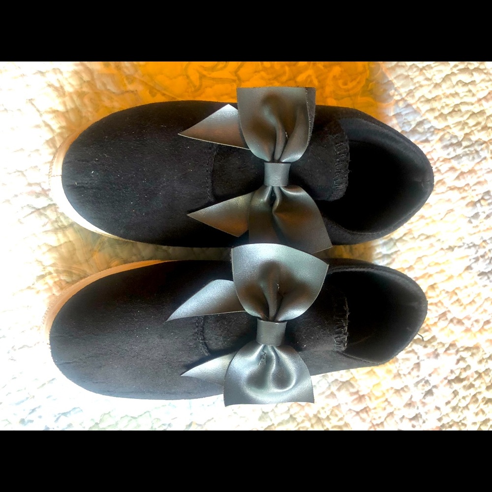 Black girls sneakers size 13.